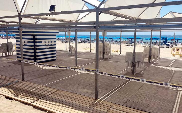 Benidorm mejora la tarima de la biblioplaya de Levante, que vuelve a estar operativa a partir de hoy